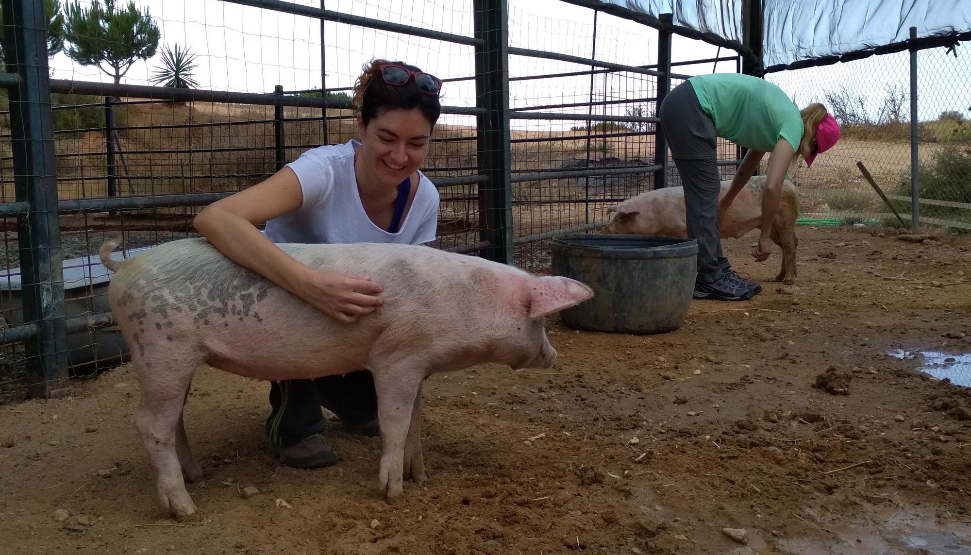 La autora Susana Martín Gijón visitando un santuario de animales.